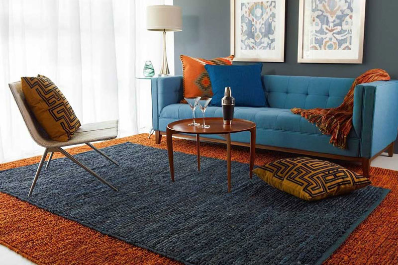 Синий ковер к дивану