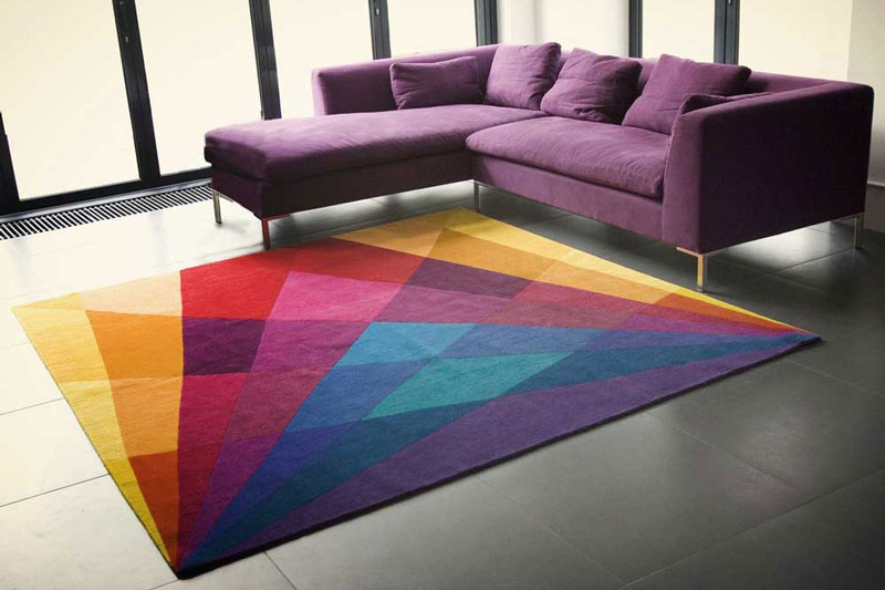 Разноцветный ковер к дивану